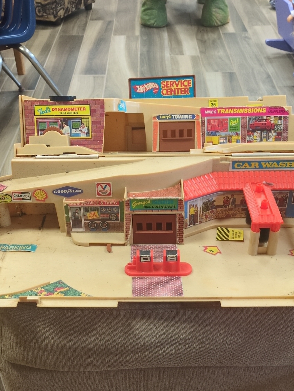 Hot Wheels 1979 Stow And Go Service Center Playset – Beige and Red
